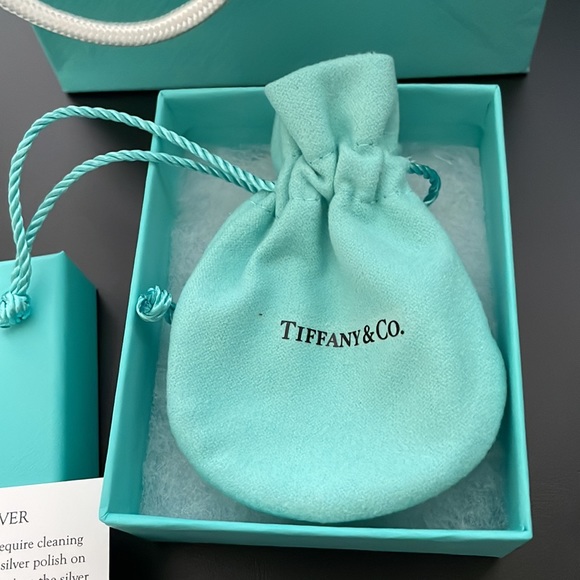 Tiffany & Co shopping bag with box, pouch and silver care card - Picture 5 of 8